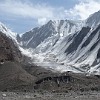 Blick auf den Pik Pobeda, mit 7.439 m der höchste Berg im Tienschan und auch der höchste Berg Kirgisistans. Der Berg ist einer der fünf auf dem Gebiet der ehemaligen UdSSR liegenden Siebentausender-Gipfel. Der höchste Berg des Landes war damals der Pik Kommunismus (7.495 m) im tadschikischem Teil von Pamir.